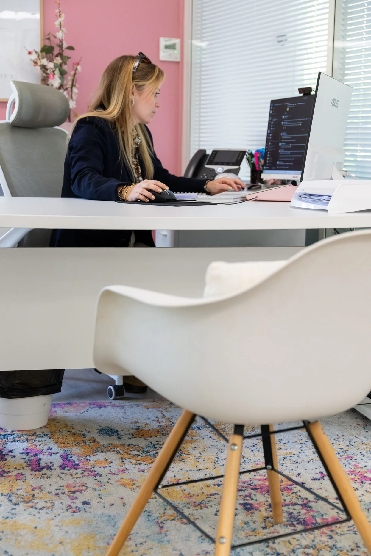 Une collaboratrice à son poste de travail chez BWA