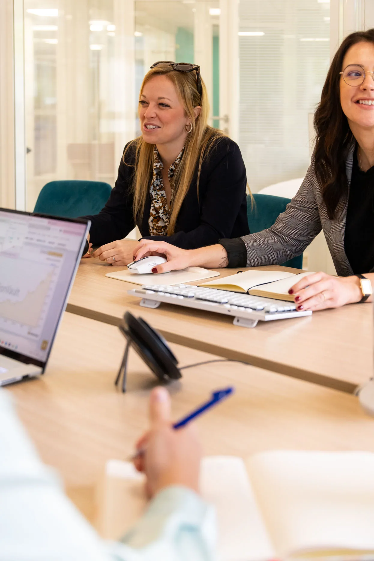 Échange entre collaboratrices pendant une réunion chez BWA