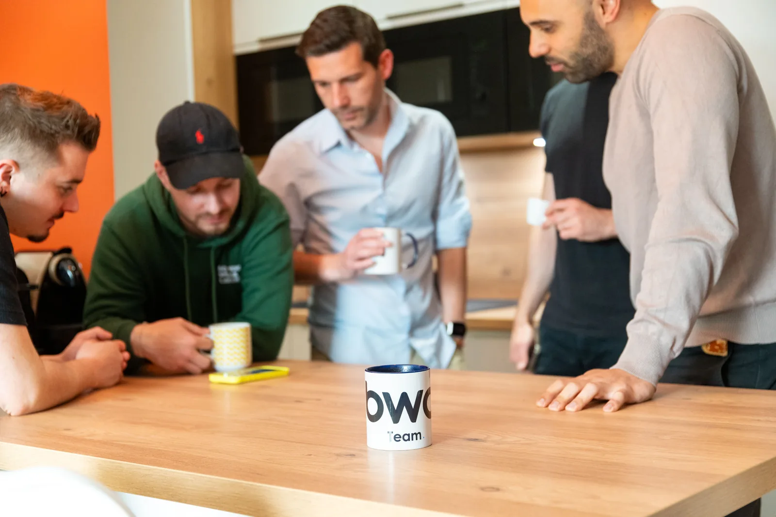 Moment d’échange entre collègues autour d’une table chez BWA