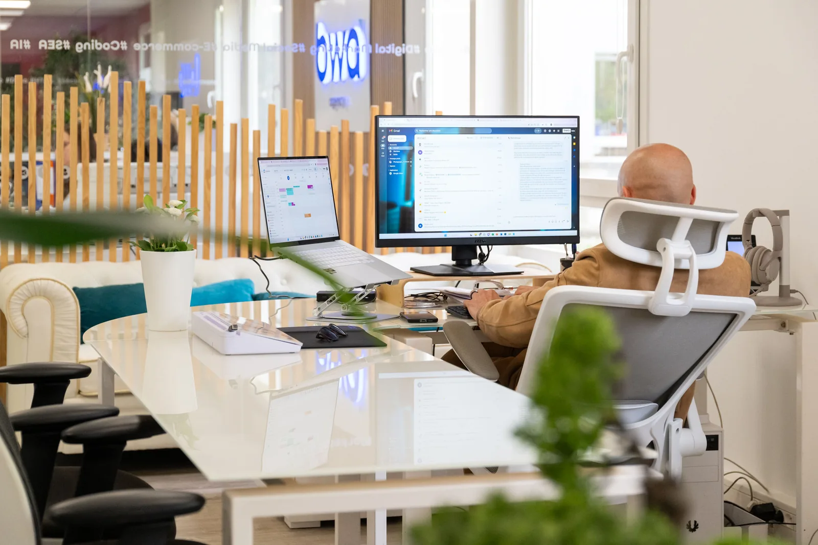 Un collaborateur à son bureau avec deux écrans chez BWA