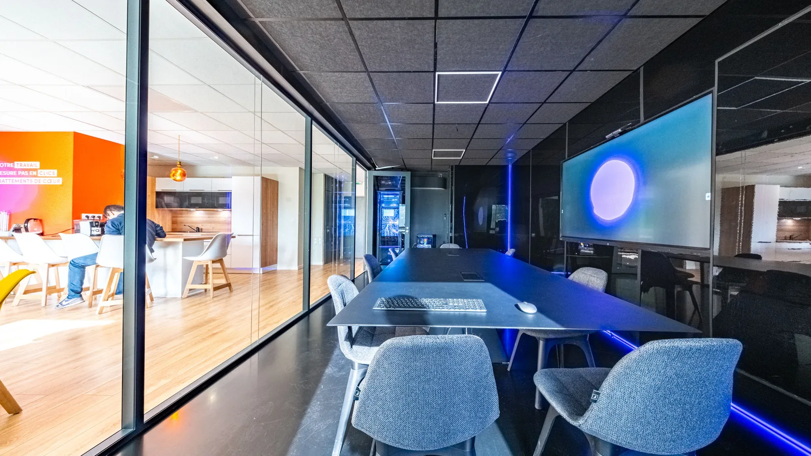 Salle de réunion vitrée et écran de présentation chez BWA
