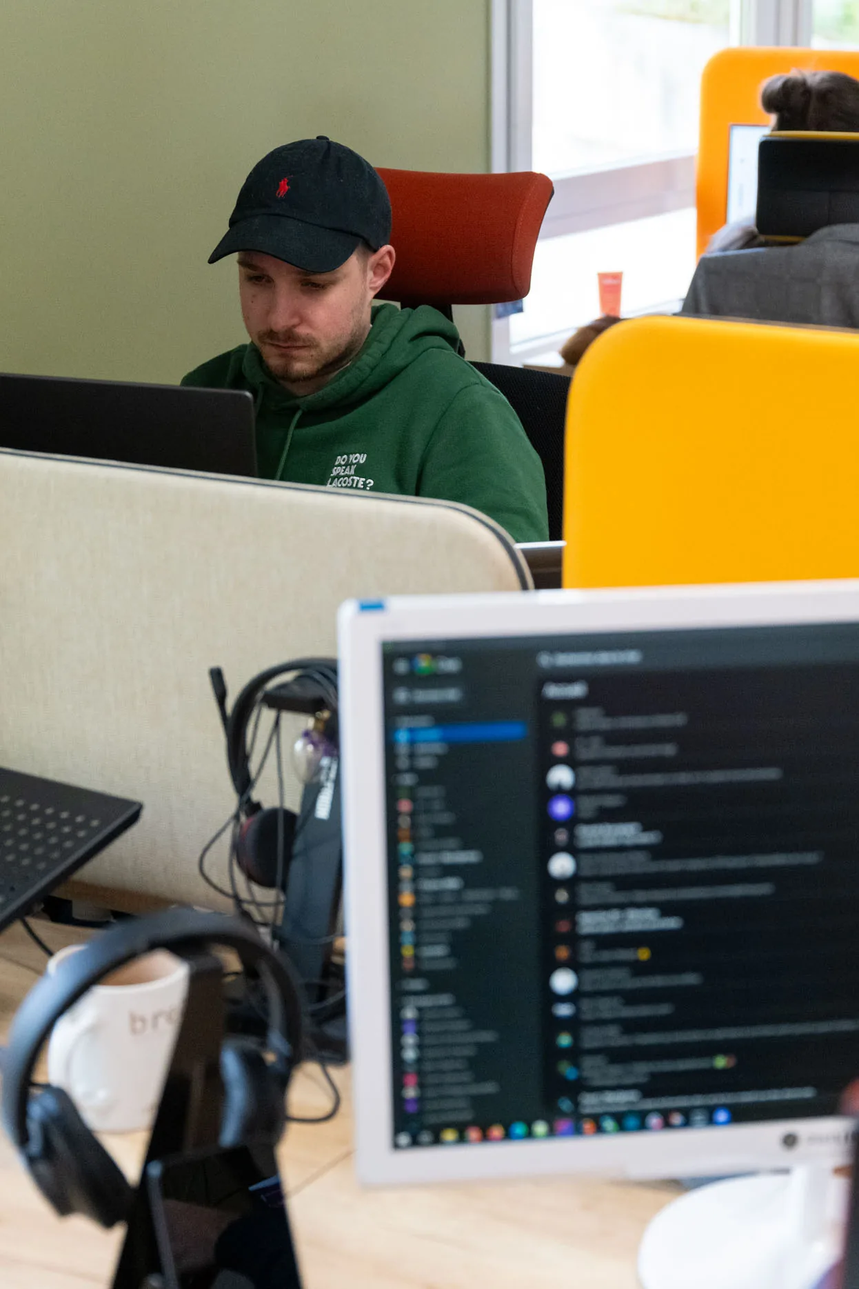 Un collaborateur concentré à son poste dans les bureaux BWA