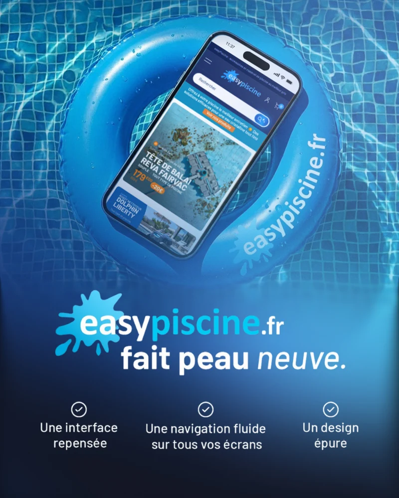 Téléphone présentant le site EasyPiscine sur une bouée bleue dans une piscine.