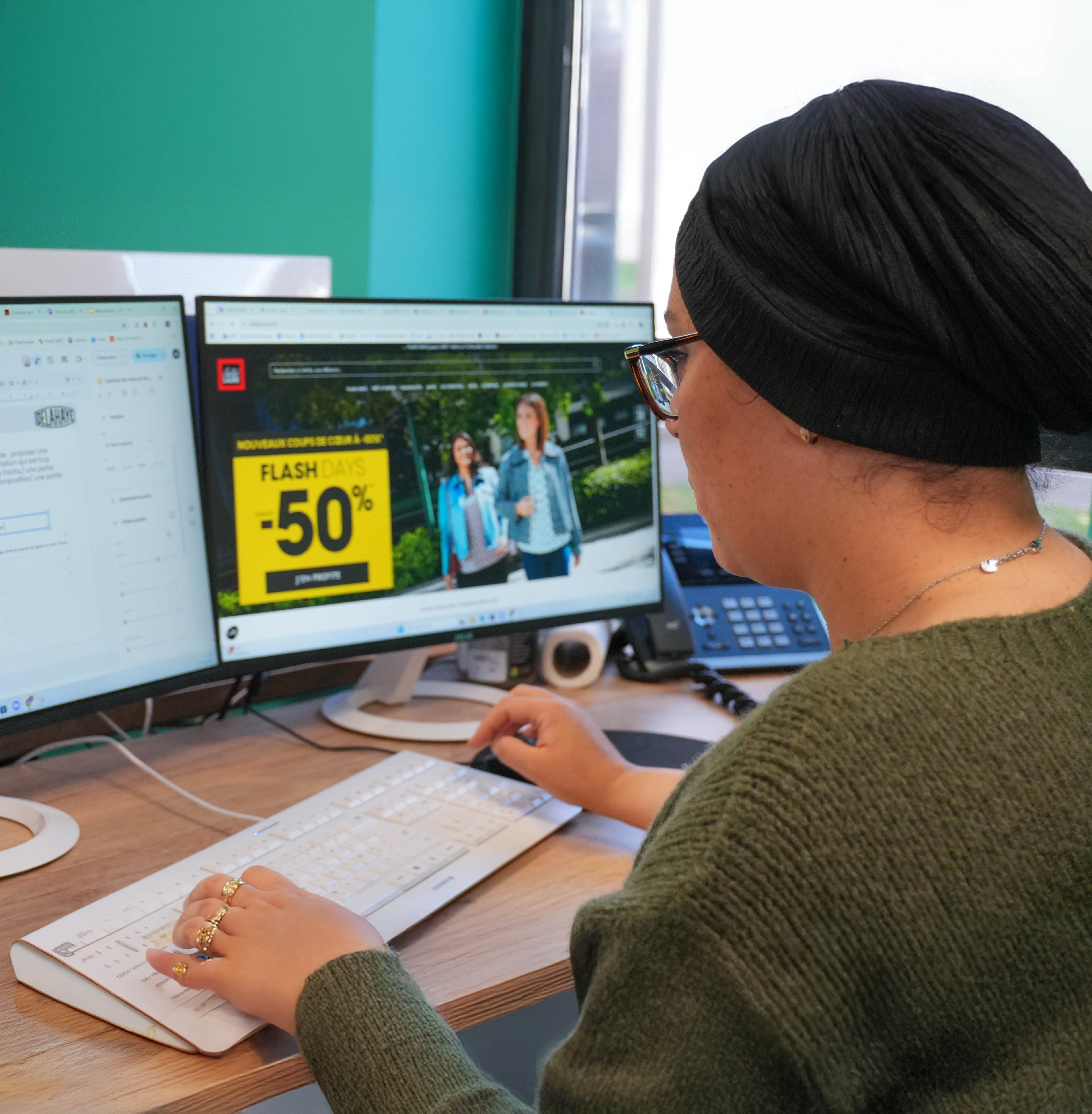 Personne travaillant sur un ordinateur avec une publicité en ligne pour une promotion de 50% sur un site de webmarketing.